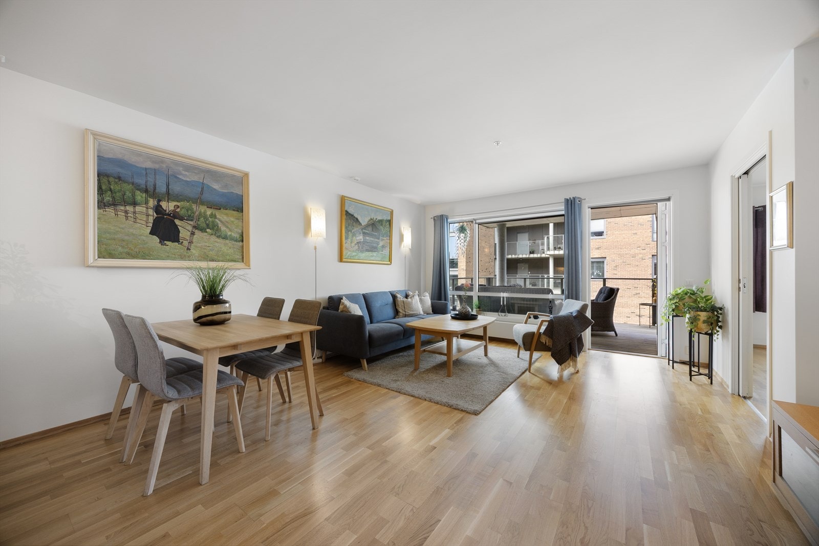 Stuen har parkettgulv og plass til både spisebord og sofagruppe. Oppvarming skjer via radiator tilknyttet sentralanlegg. Galleribilde