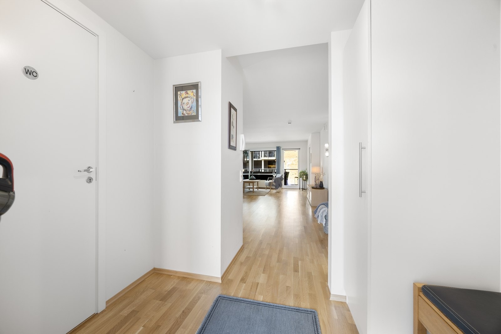 Entreen har god plass til sko og oppheng av yttertøy. Her er det også et praktisk garderobeskap med oppbevaringsplass.
Fra entréen er det inngang til gjestetoalettet. Galleribilde