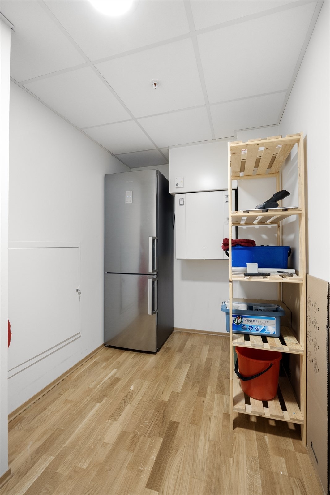 Innvendig teknisk rom med plass til oppbevaring. Her er aggregatet for det balanserte ventilasjonsanlegget plassert. Galleribilde