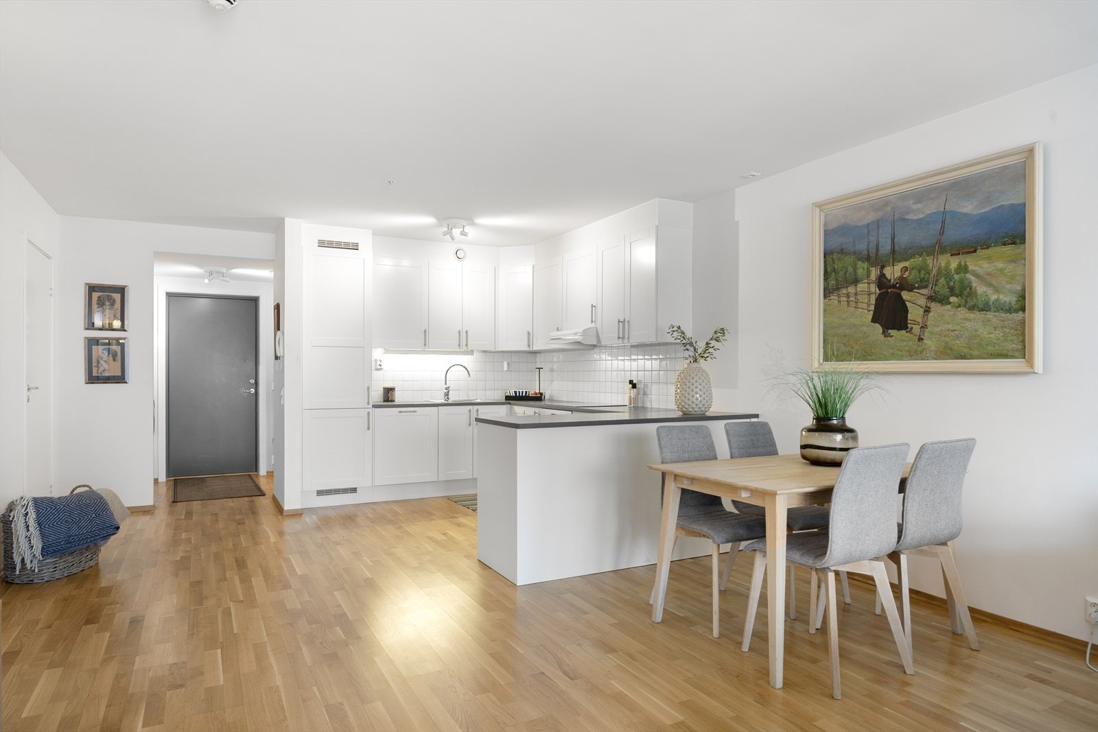 Kjøkkeninnredningen har profilerte fronter med laminat benkeplate og flis over kjøkkenbenk. Galleribilde