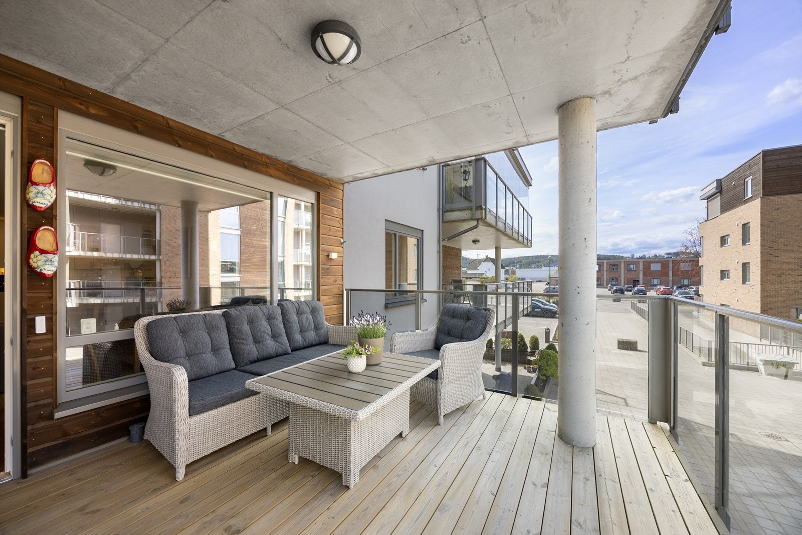 Fra verandaen er det inngang til stuen. Galleribilde