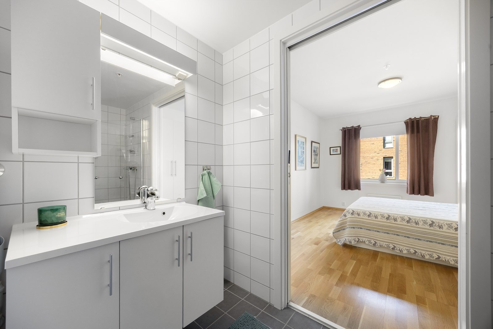 Innredningen har heldekkende hvit vask, under- og overskap med slette fronter og speil. Galleribilde
