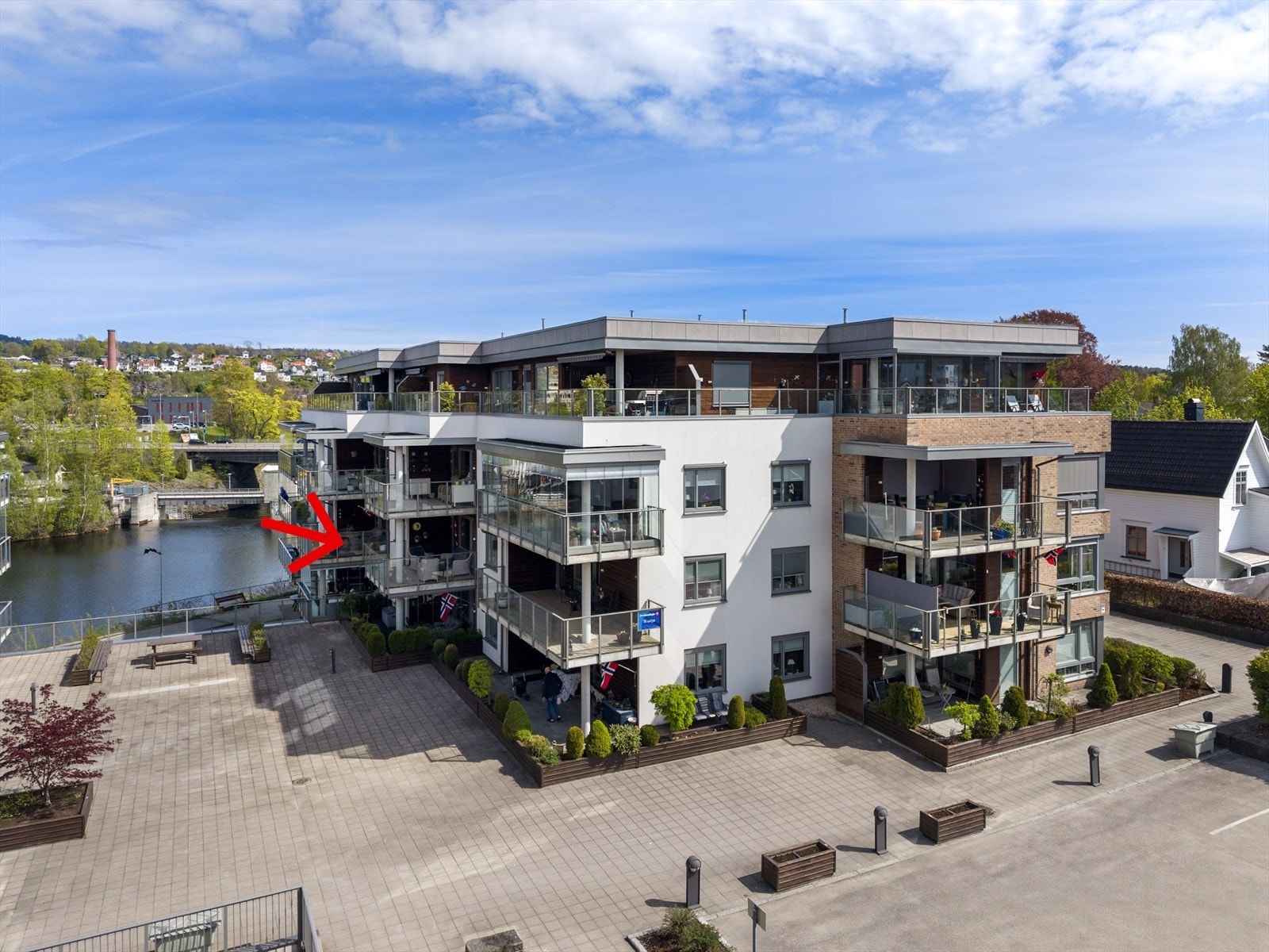 Boligen ligger fint til i 2. etasje på Gimsøy tilknyttet Klosterhagen III borettslag. Her får du en moderne bolig med god planløsning og utsikt til vannspeilet i Hjellevannet. Galleribilde