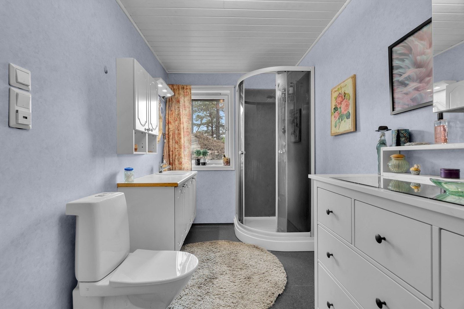 Badet i hovedetasjen ble pusset opp i 2015 og har baderomsplater på veggene. Galleribilde