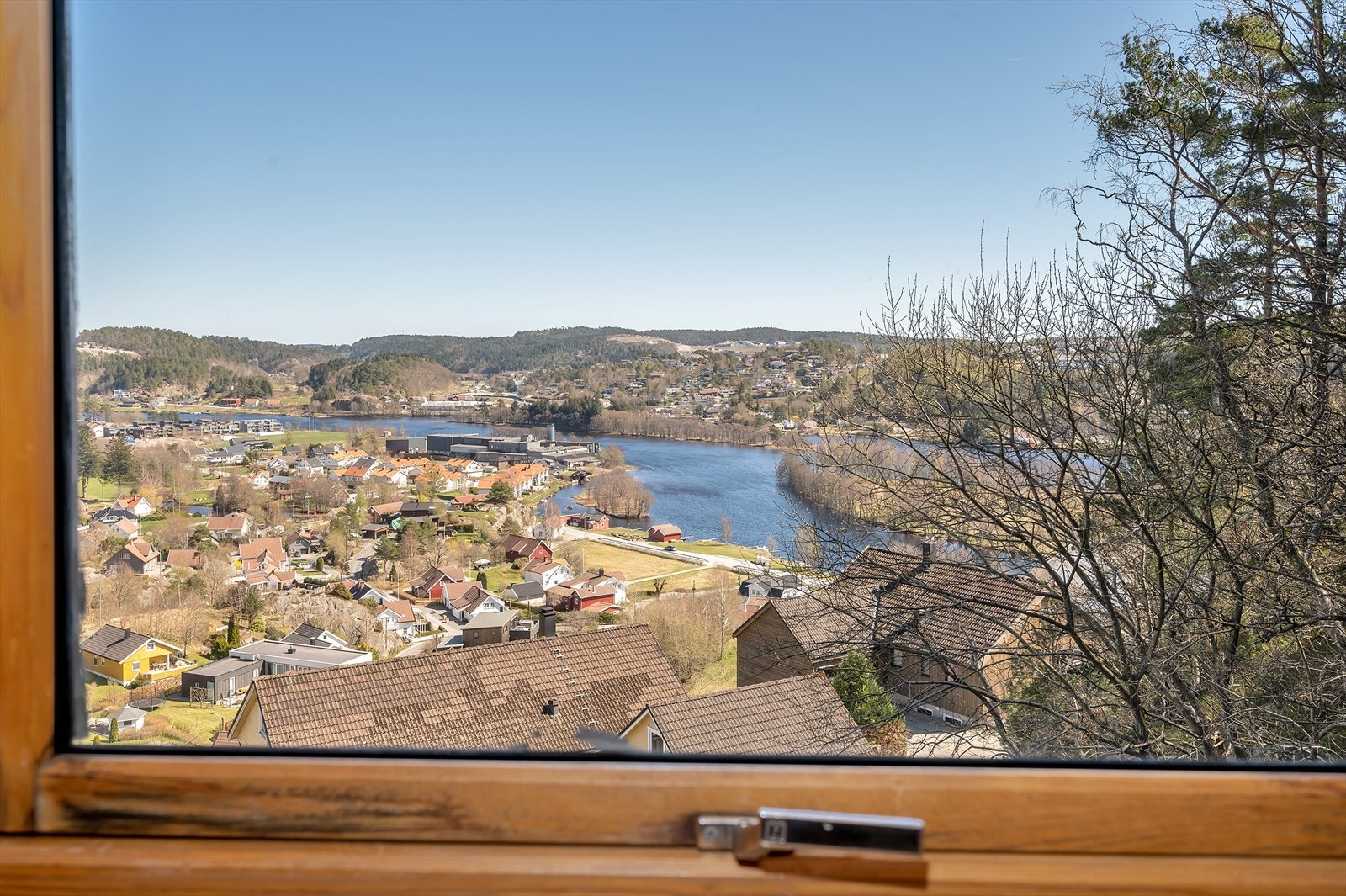 Også fra underetasjen er det utsikt mot elven. Galleribilde