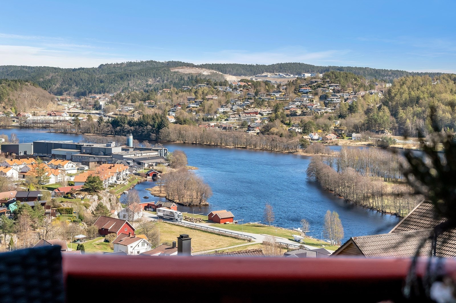 Enebolig med flott utsikt over Mandalselva og en innholdsrik planløsning over tre etasjer. Galleribilde