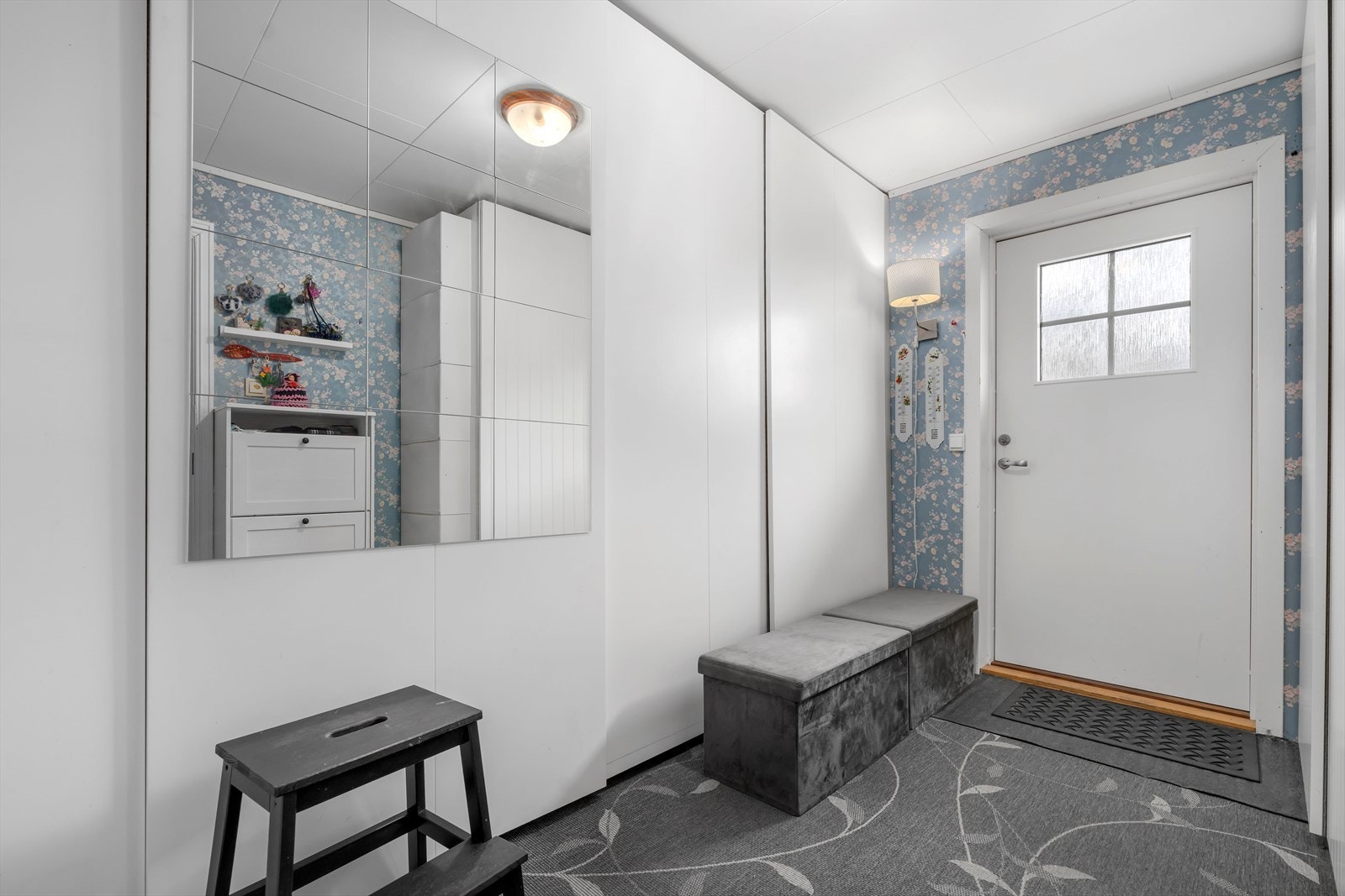 Praktisk entré med gode oppbevaringsmuligheter. Galleribilde