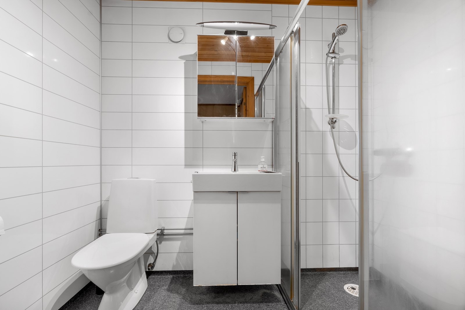 Badet i underetasjen har vinylbelegg med elektriske varmekabler. Galleribilde