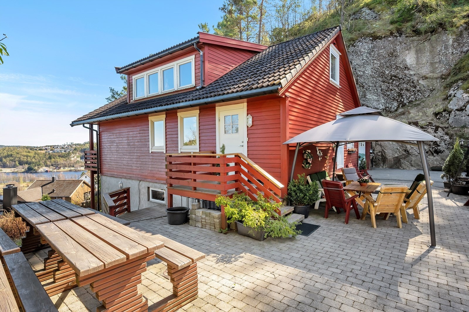 Tomten er opparbeidet med steinlagt inngangsparti og flere hyggelige uteplasser. Galleribilde