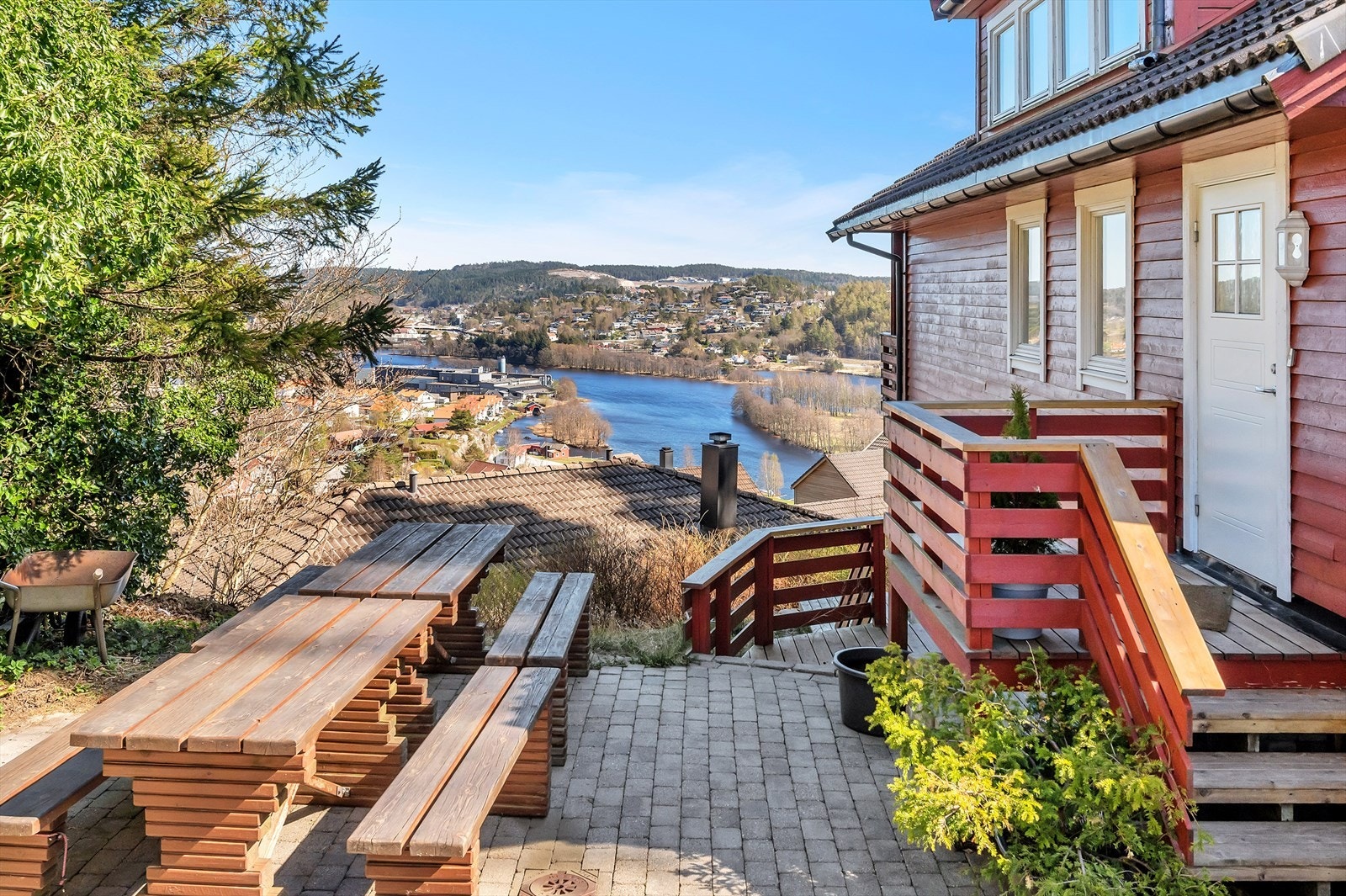 Eiendommen har et samlet terrasse- og balkongareal på 86 m², fordelt på flere soner. Galleribilde