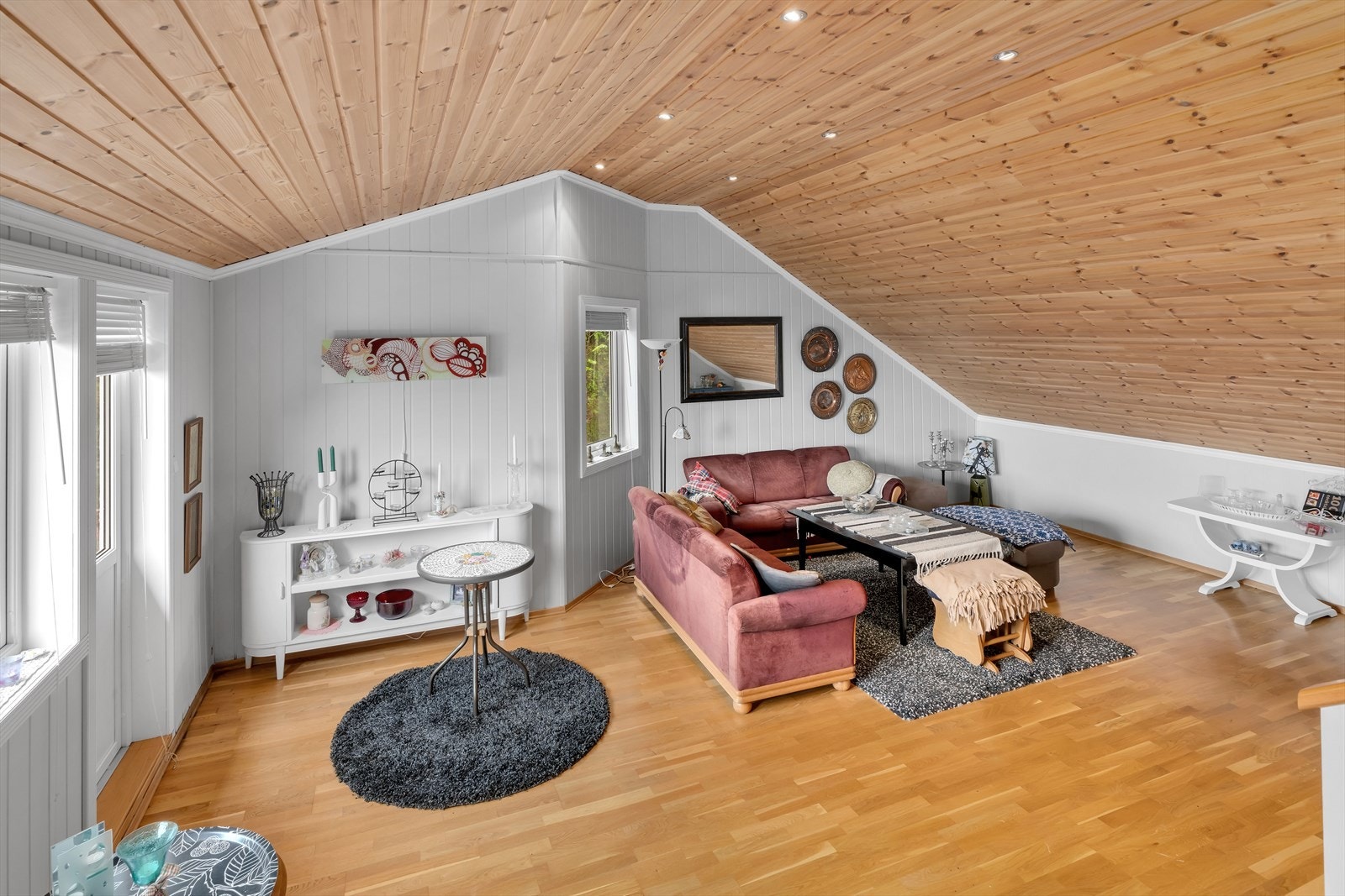 En del av loftstuen er innredet som en egen, lun sone. Galleribilde