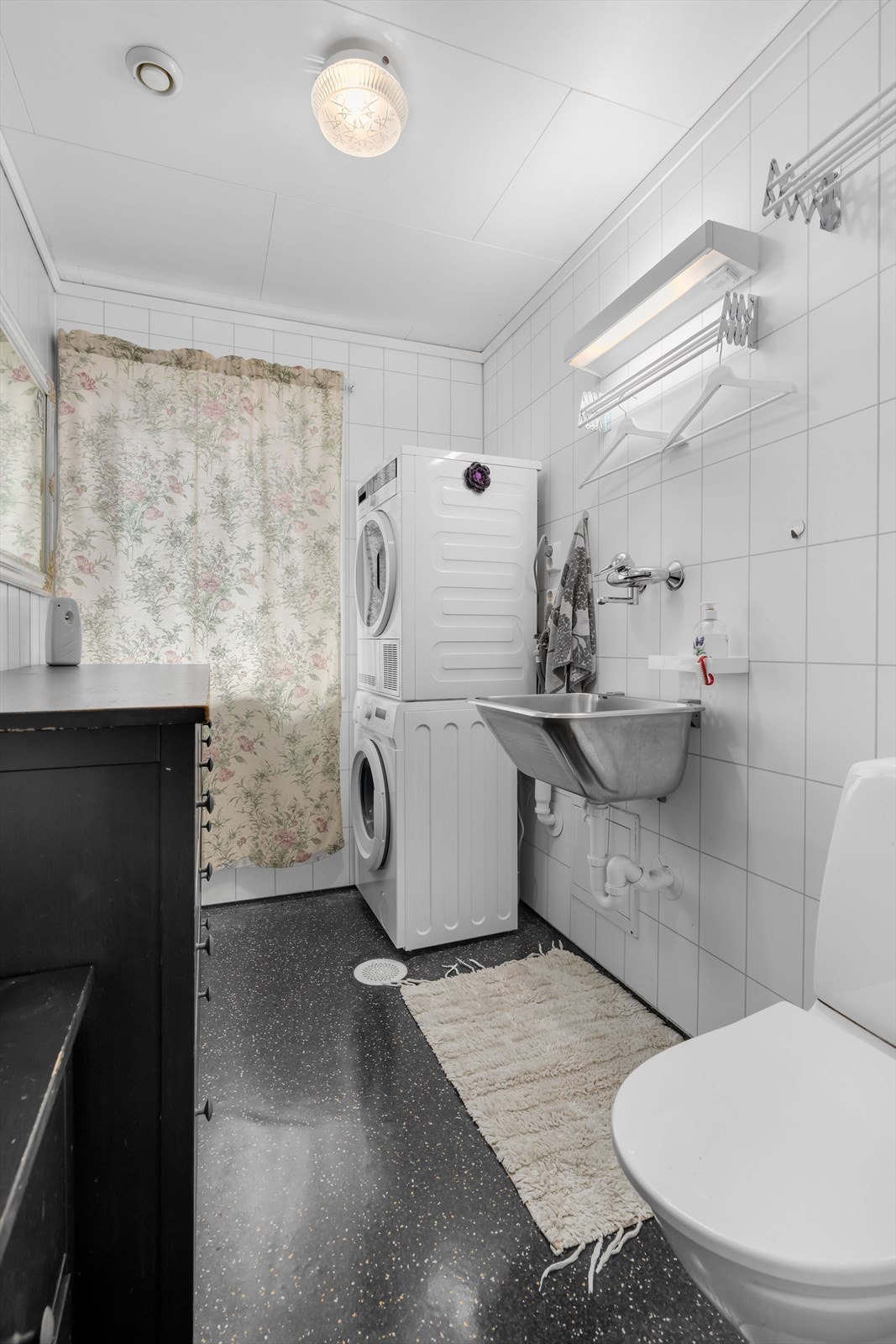 Praktisk vaskerom, også oppgradert i 2015, med varmekabler og opplegg for vaskemaskin. Galleribilde