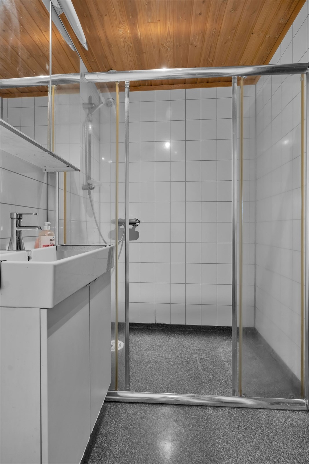 Badet er utstyrt med servant, toalett og dusjhjørne. Galleribilde