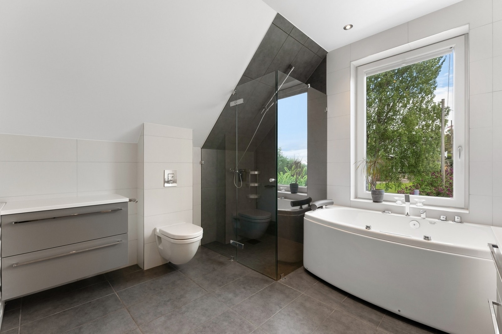 Dette badet har både dusj og badekar. Galleribilde