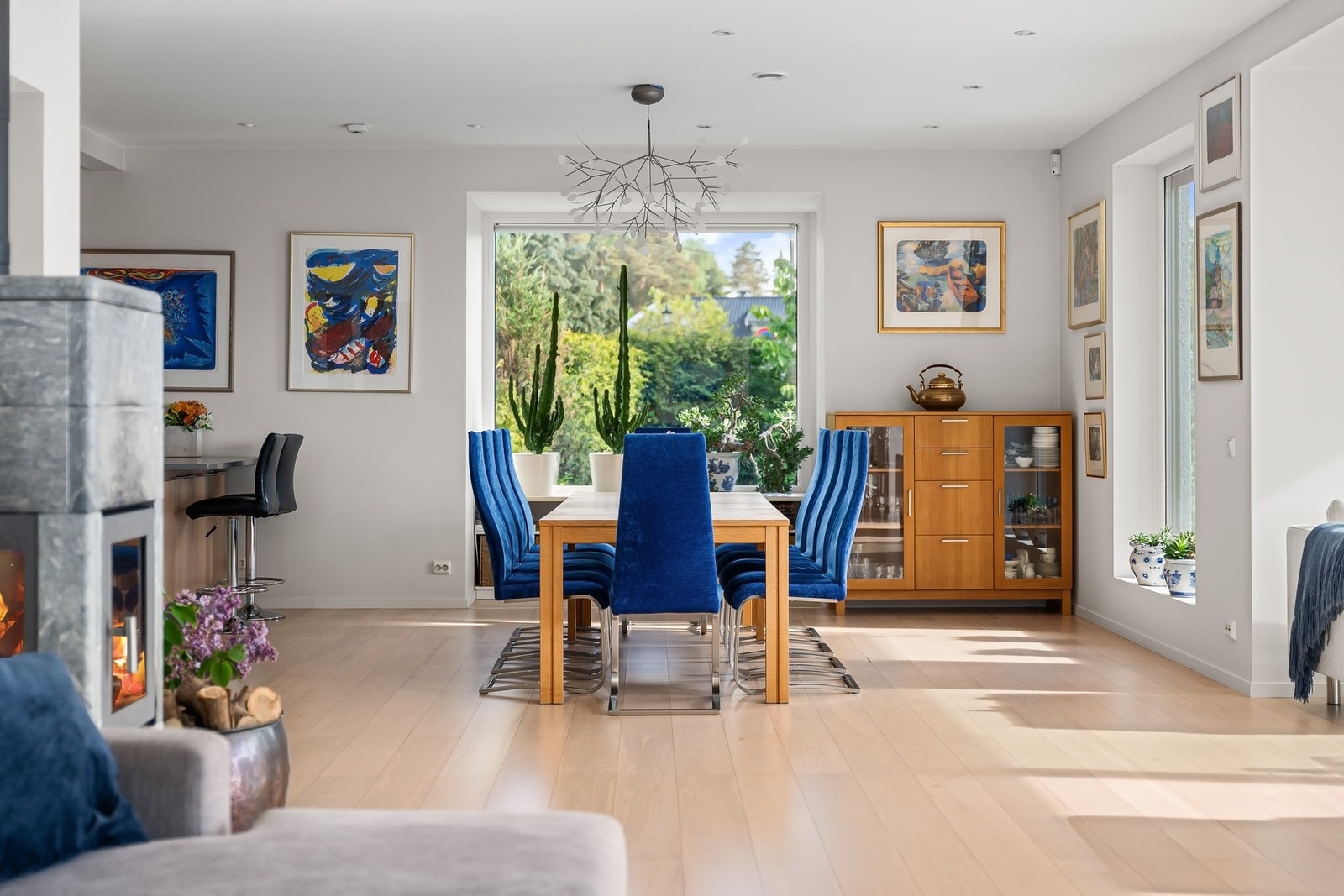 Spisestuen med god plass til stort spisebord. Galleribilde