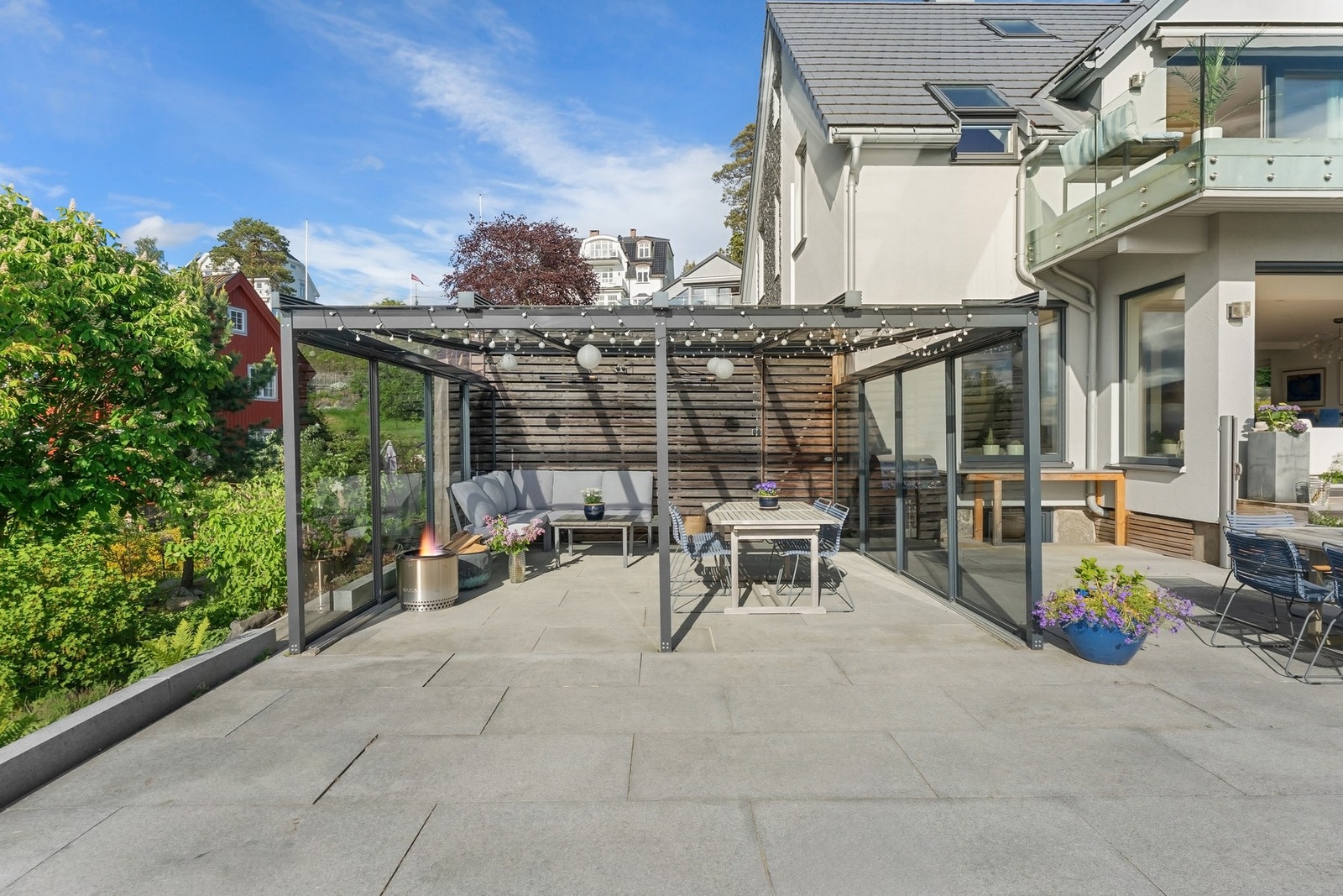 Herlig pergola med gode møbleringsmuligheter. Galleribilde