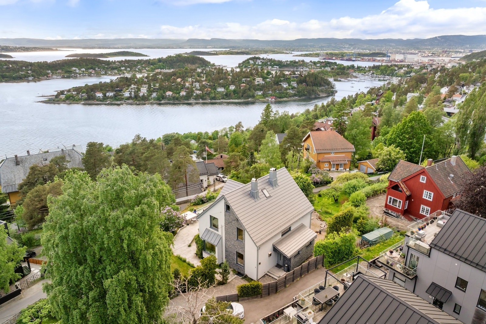 Det er også kort avstand til sjøen og flere populære badeplasser langs Bunnefjorden, herunder Nordstrand Bad og Sydstranda på Ulvøya. Galleribilde