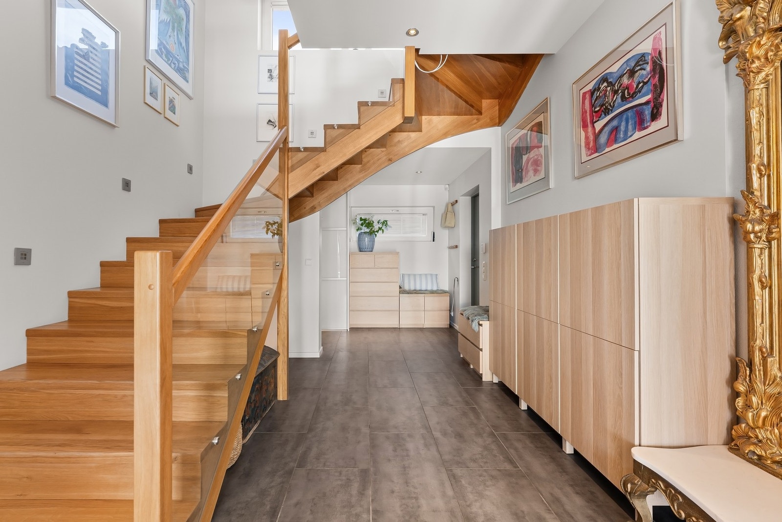 Innbydende hall med heltre eiketrapp mellom etasjene. Galleribilde