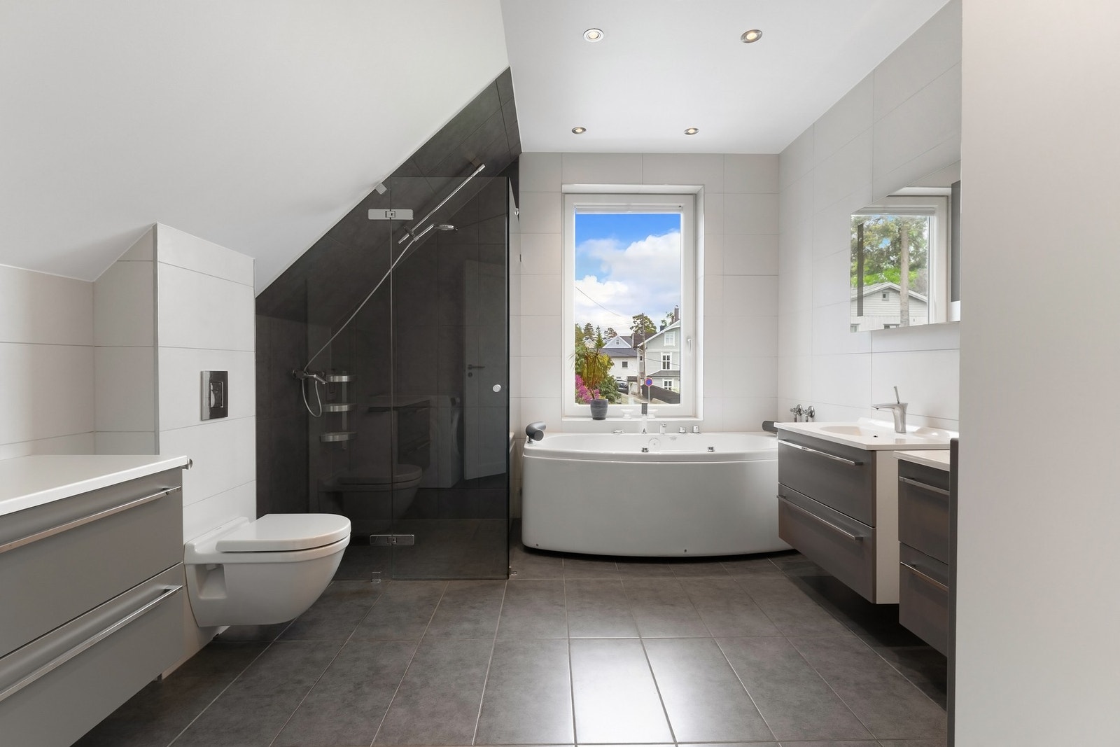Hovedbadet fremstår romslig og delikat med moderne materialvalg. Galleribilde