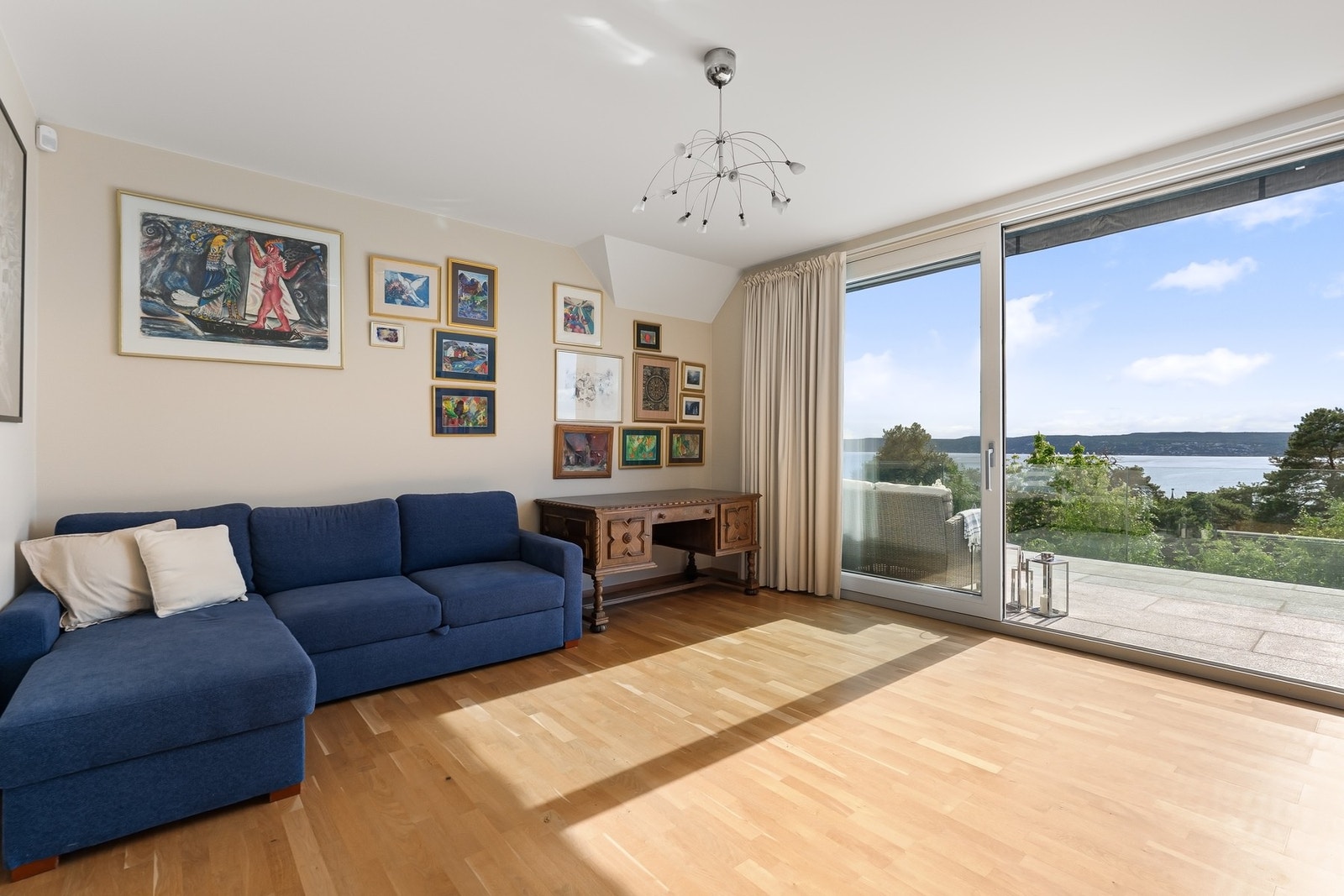 Denne etasjen har stue, 3 soverom og bad, samt trapp opp til loft. Galleribilde