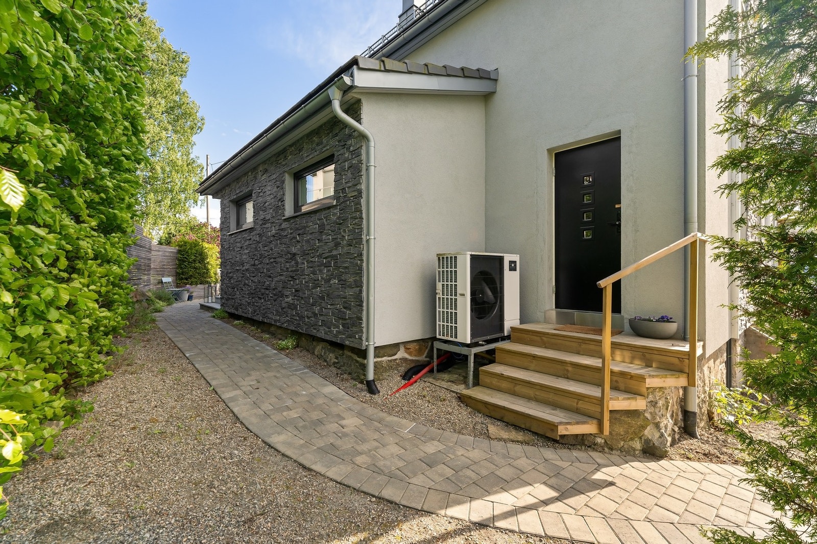 Egen inngang til innredet del i 1.etasje. Galleribilde