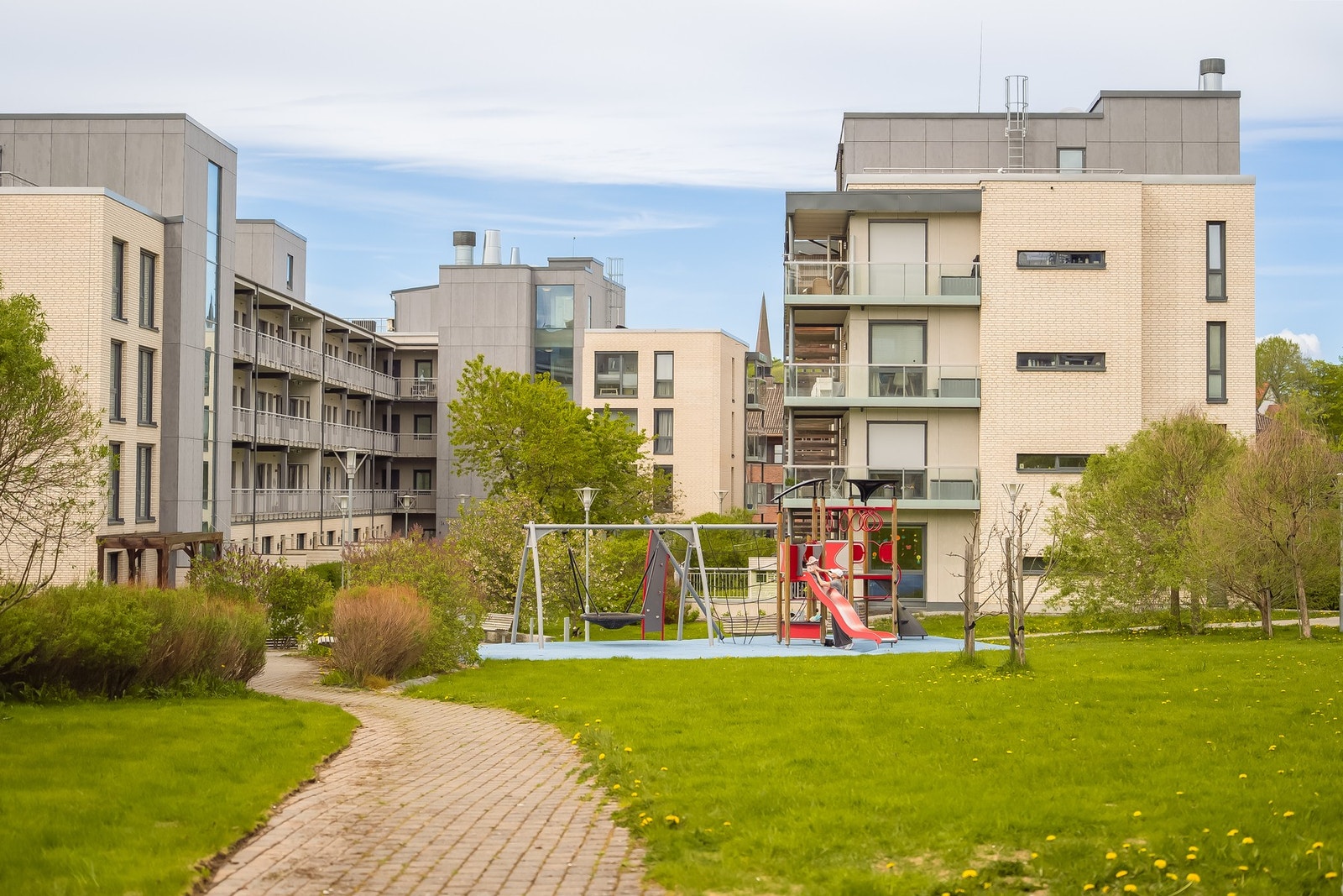 Flott parkmessig grøntområde like utenfor leiligheten med internstier, benker og lekeaparater. Galleribilde