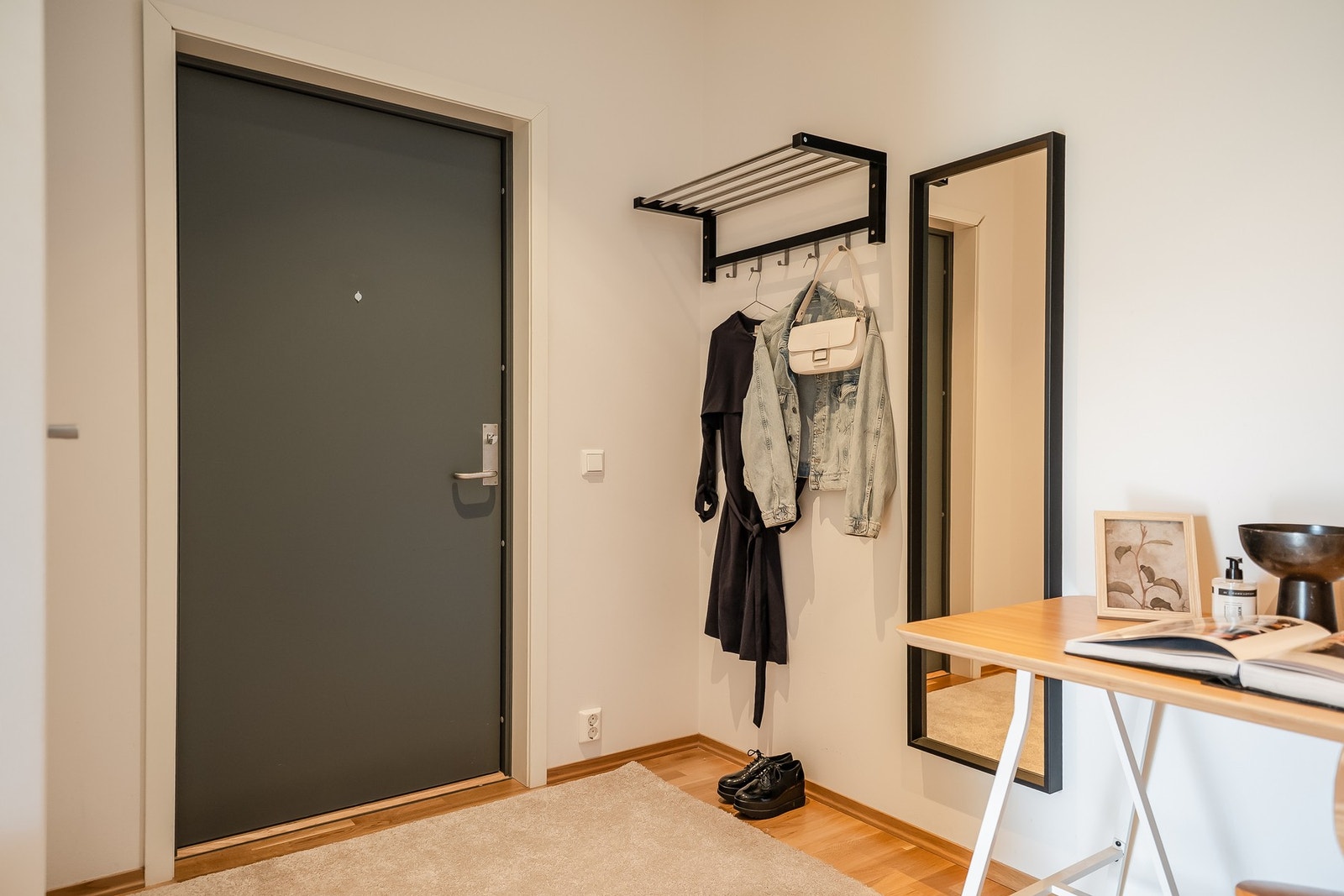 Lyst og innbydende inngangsparti med praktisk adkomst direkte til både bad og bod. Galleribilde