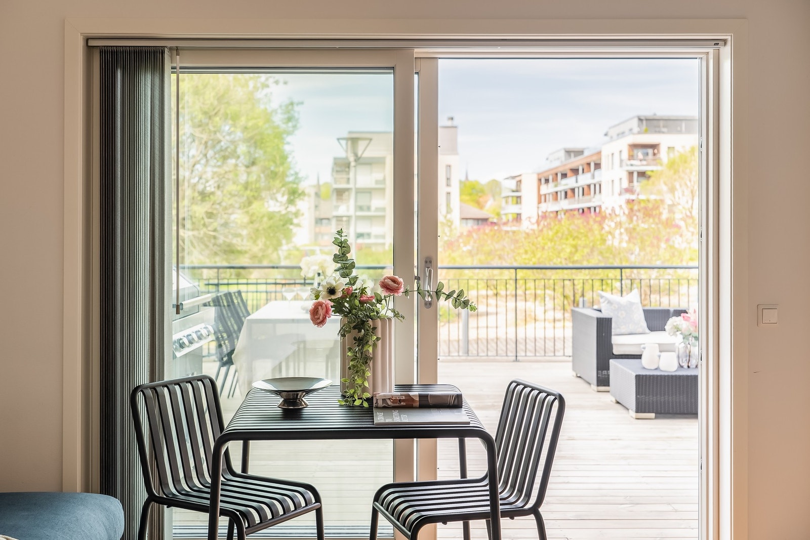 Leiligheten har god ventilering, isolering og oppvarming via fjernvarme, noe som bidrar til et behagelig inneklima og lave bokostnader. Galleribilde