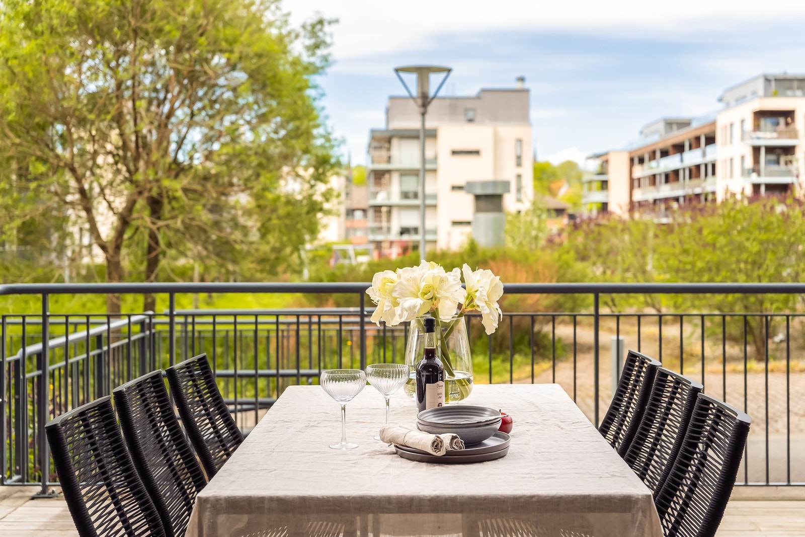 Fra stuen har man direkte utgang til en privat terrasse på hele 35 kvm med flotte solforhold på ettermiddag. Galleribilde