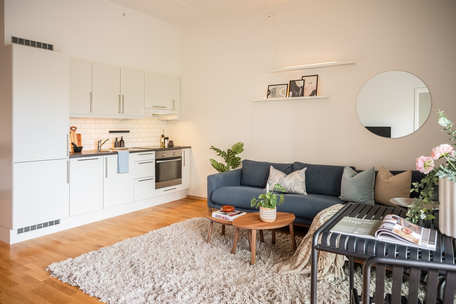 Bra med plass for både spisebord, sofa og tv-løsning på stue. Galleribilde