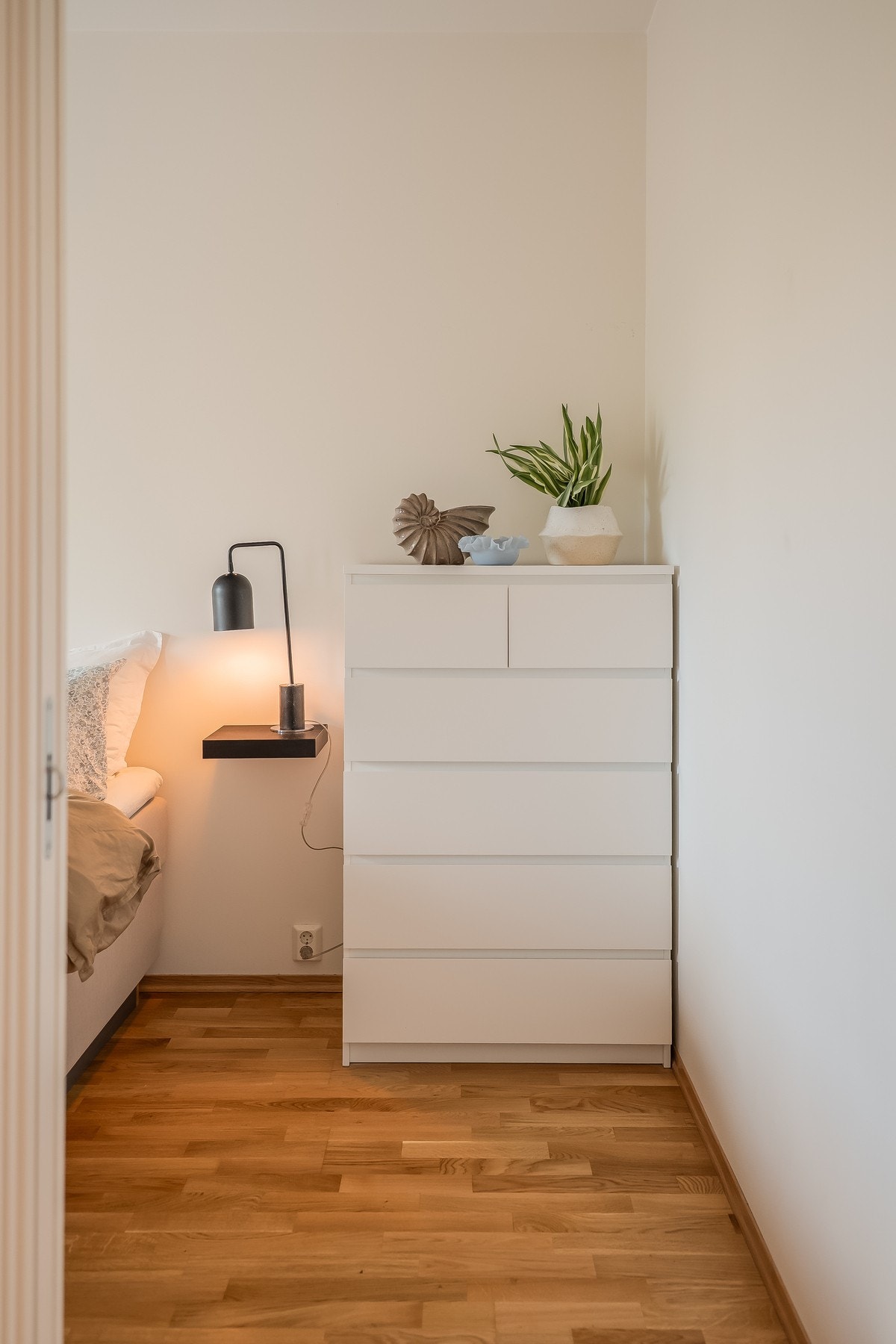 Soverommet har to innganger og plass for stor seng med nattbord på hver side, samt skapplass. Galleribilde