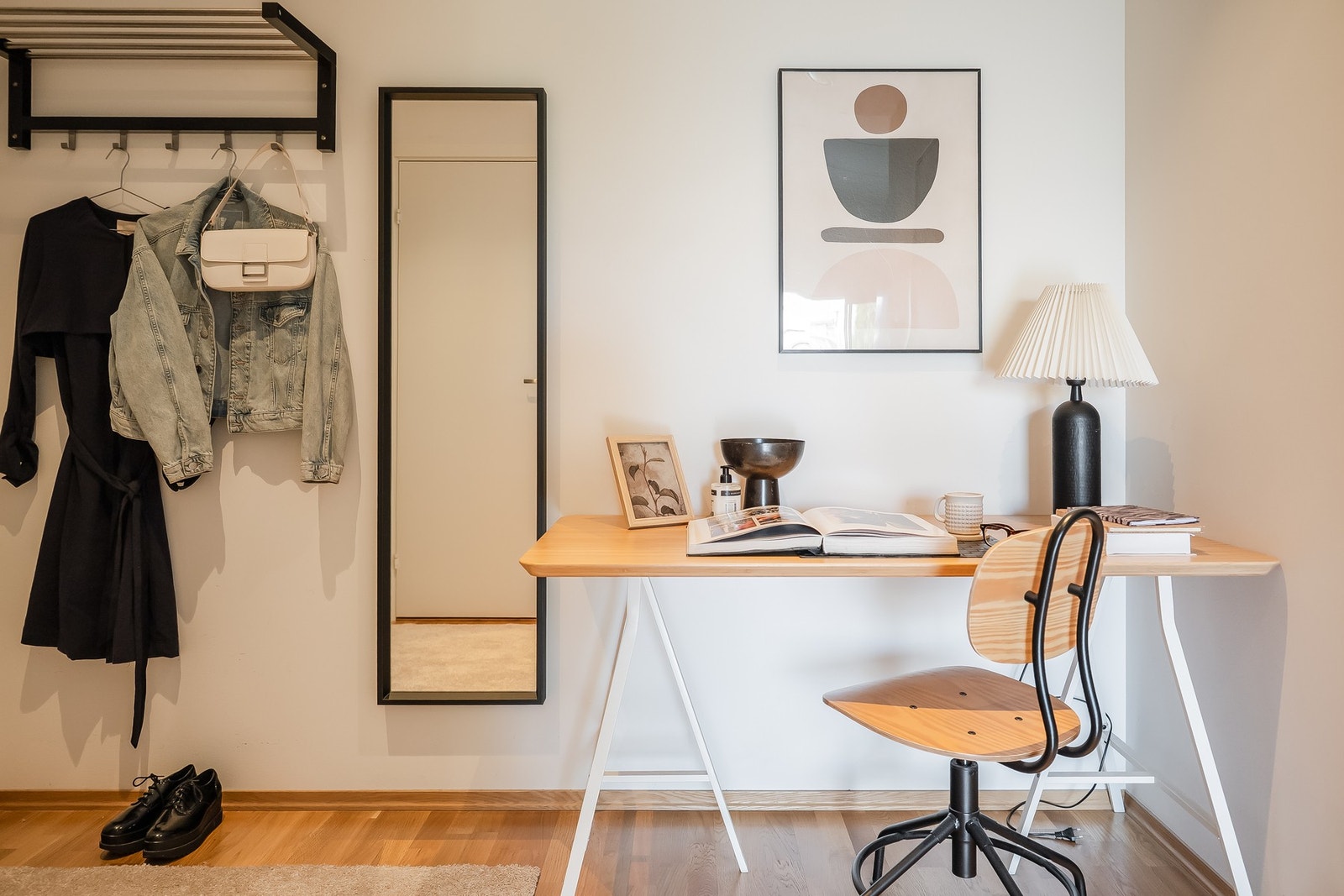 I tillegg til romslig bod i underliggende etasje har man en innvendig bod som fungerer ypperlig for oppbevaring av klær og sko. Galleribilde