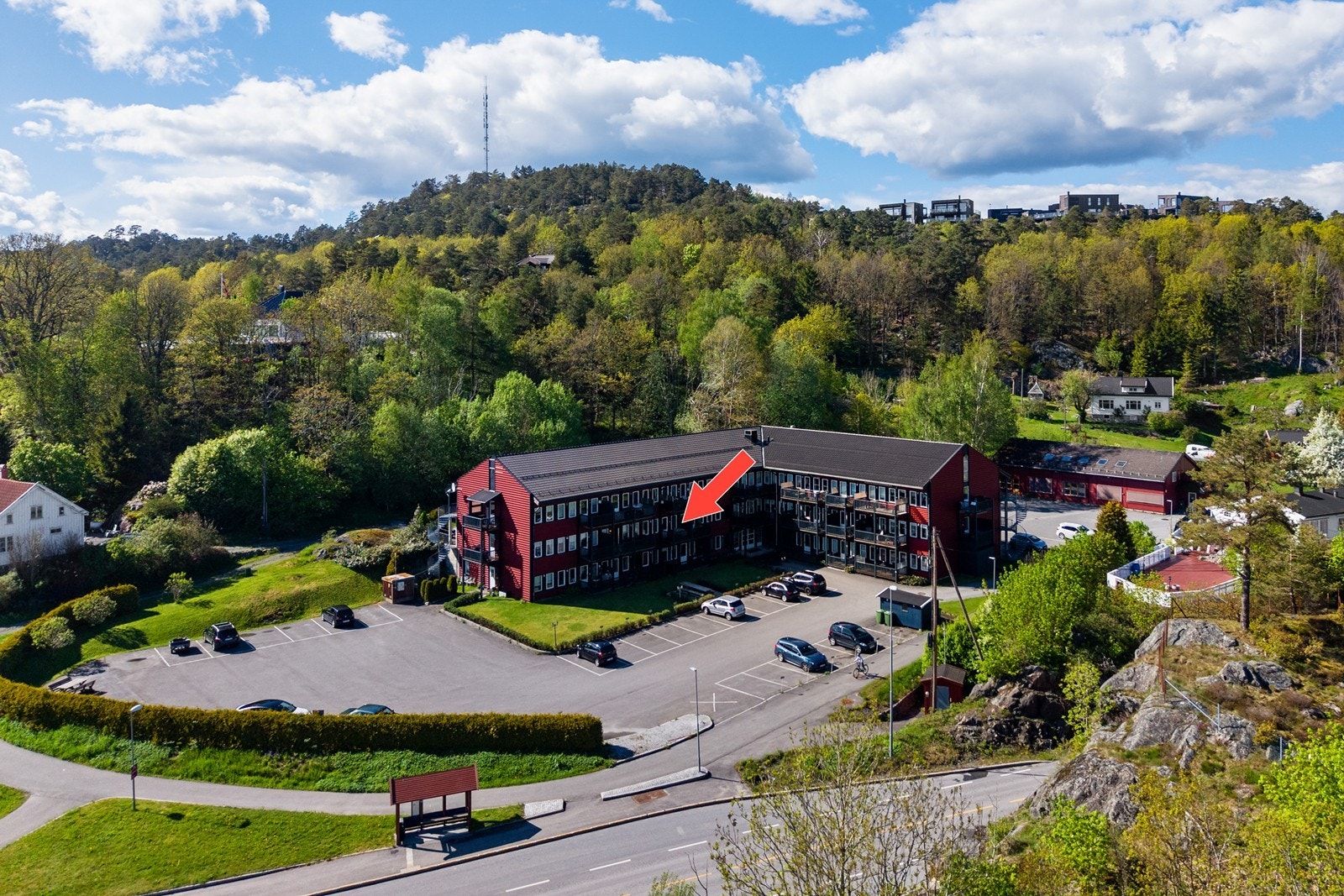 Fin og sentral beliggenhet på Tromøy med umiddelbar nærhet til dagligvare, bensinstasjon, apotek, bussforbindelse og mer. Galleribilde