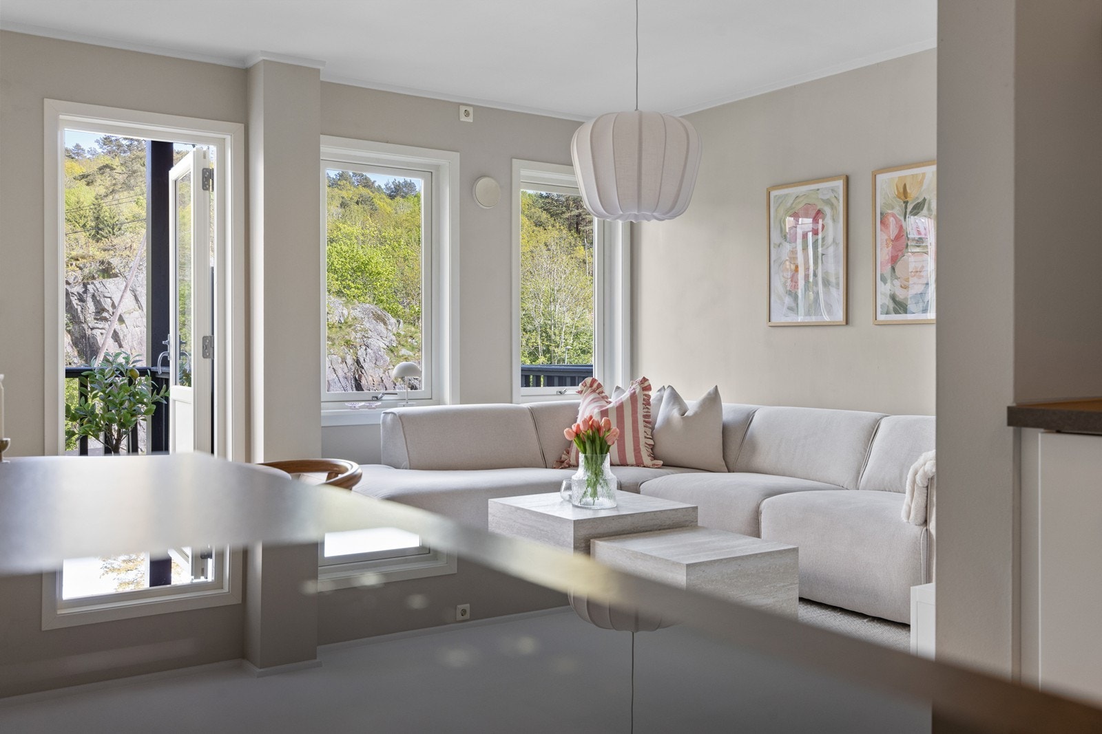 Lyst og trivelig med store vindusflater Galleribilde