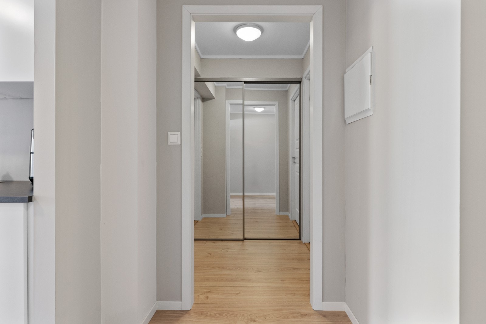 Praktisk mellomgang med skyvedørsgarderobe Galleribilde