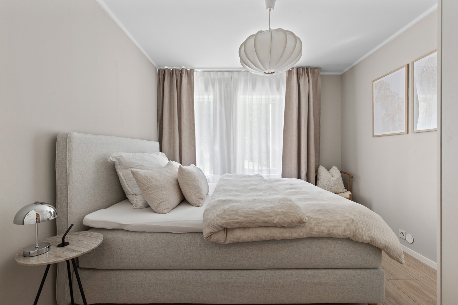 Romslig soverom med god plass til garderobe Galleribilde
