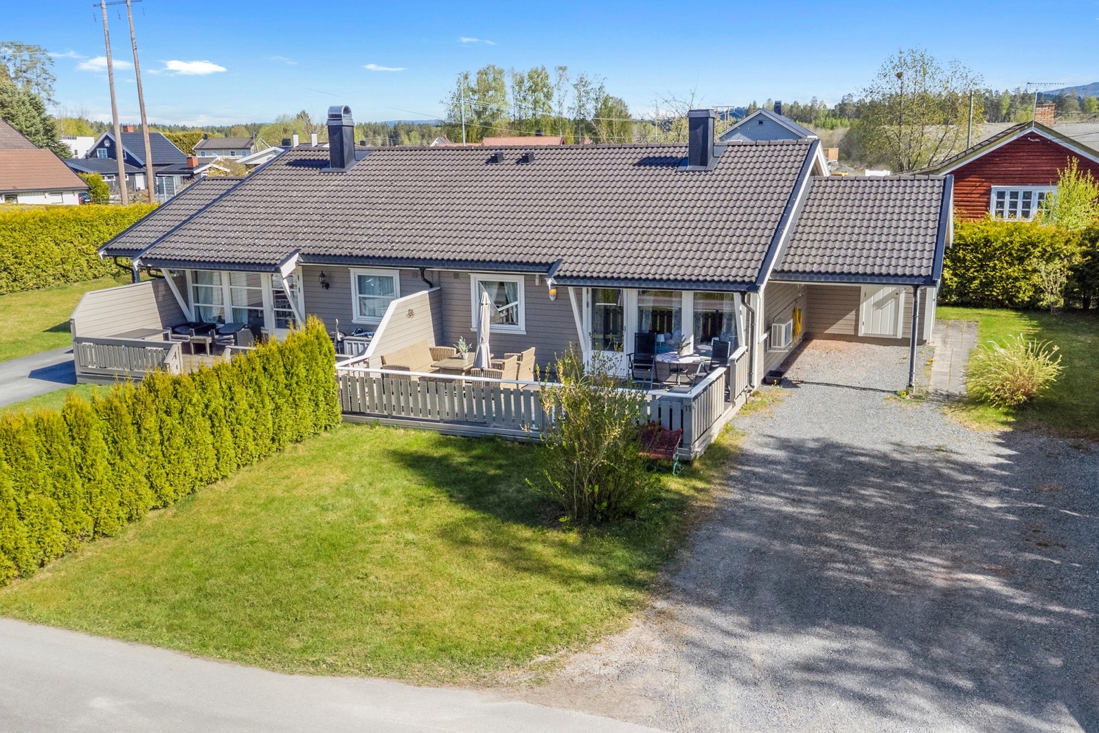 Fin uteplass med en liten hageflekk Galleribilde