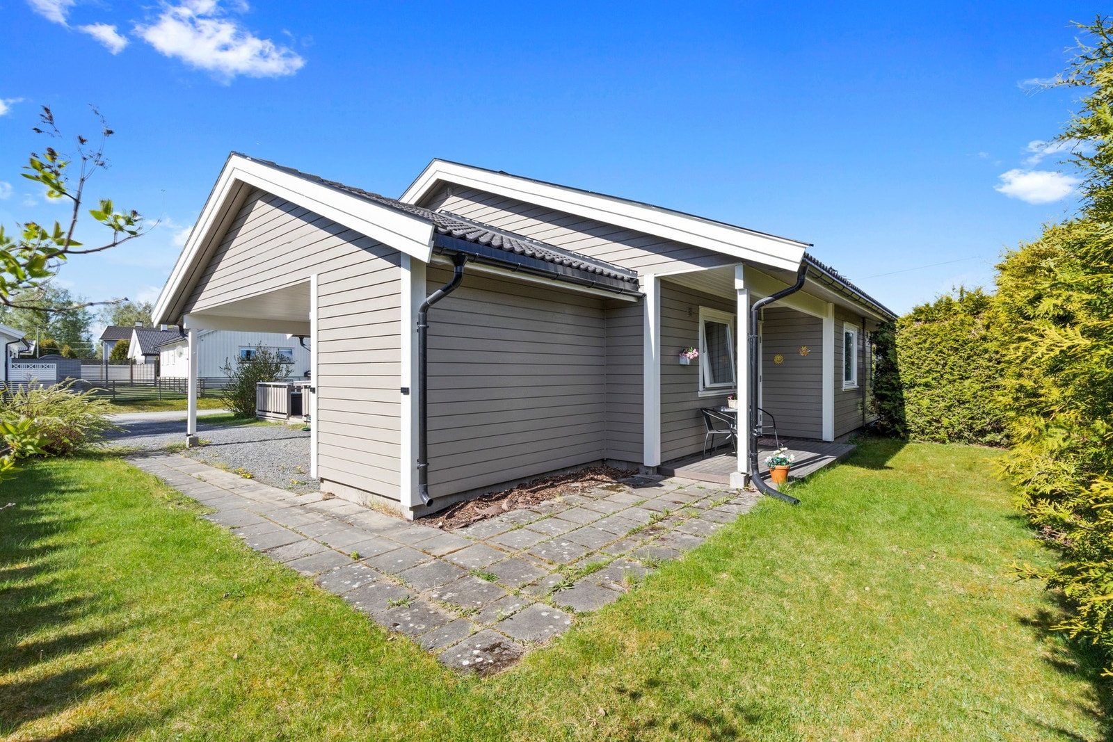 Uteplass bakside av hus Galleribilde