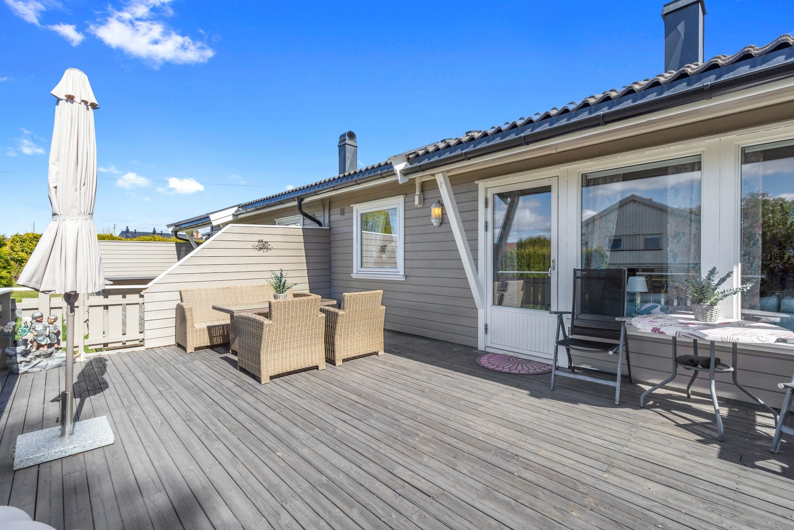 Uteplass med gode solforhold Galleribilde