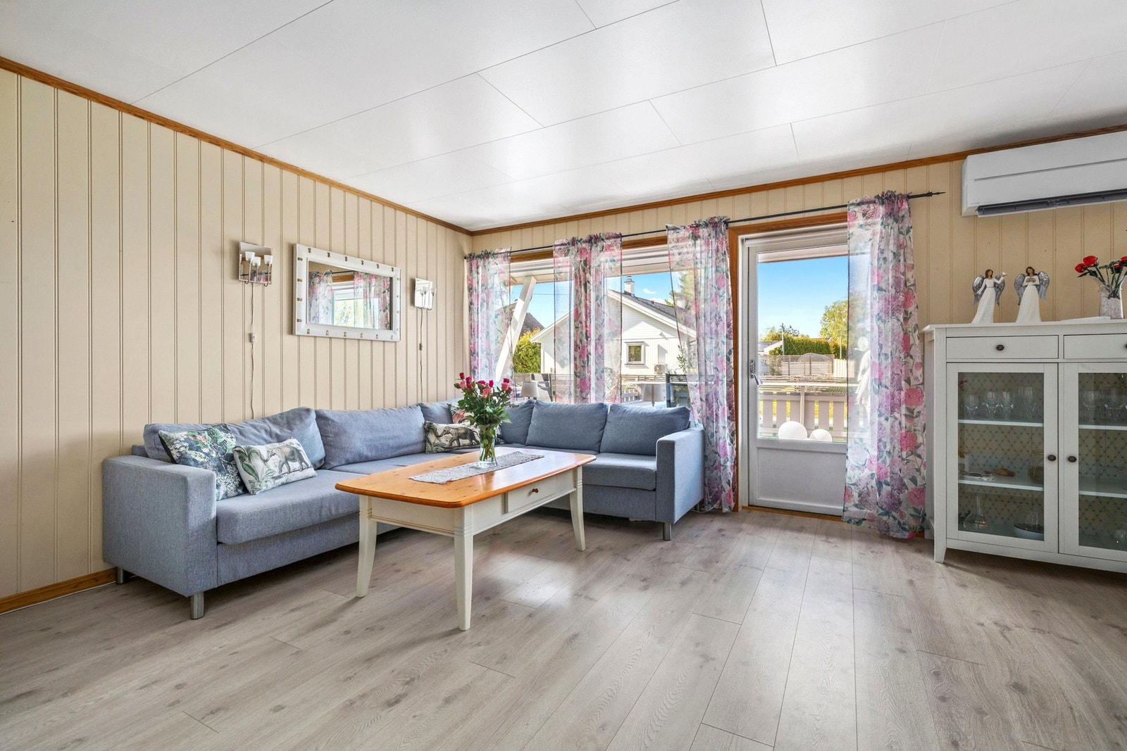Stue med utgang til terrasse Galleribilde