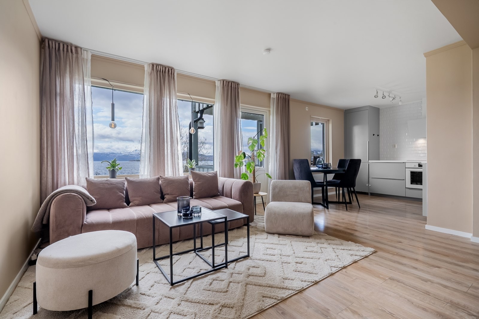 Aktiv Finnsnes presenterer Sandvikveien 101B! Praktisk leilighet med to soverom, carport og enkel adkomst - sentral beliggenhet og en flott utsikt. Foto: Steffen Fossbakk. Galleribilde