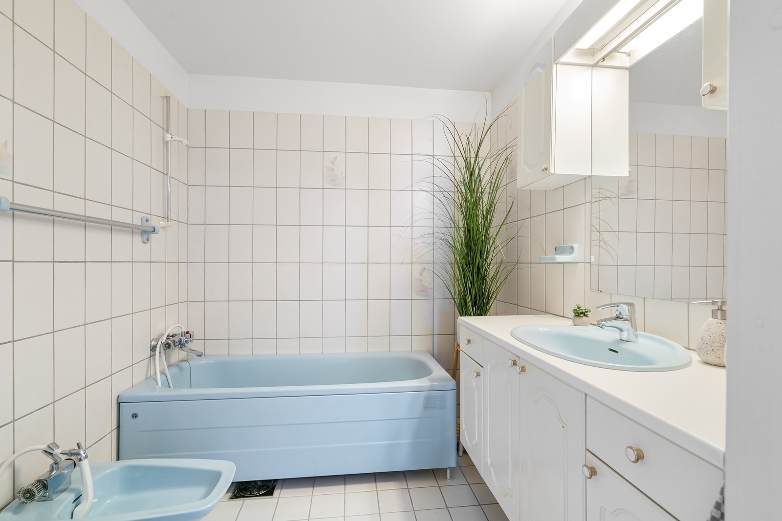 Leiligheten har også 2 baderom, av eldre standard, samt et vaskerom. Galleribilde