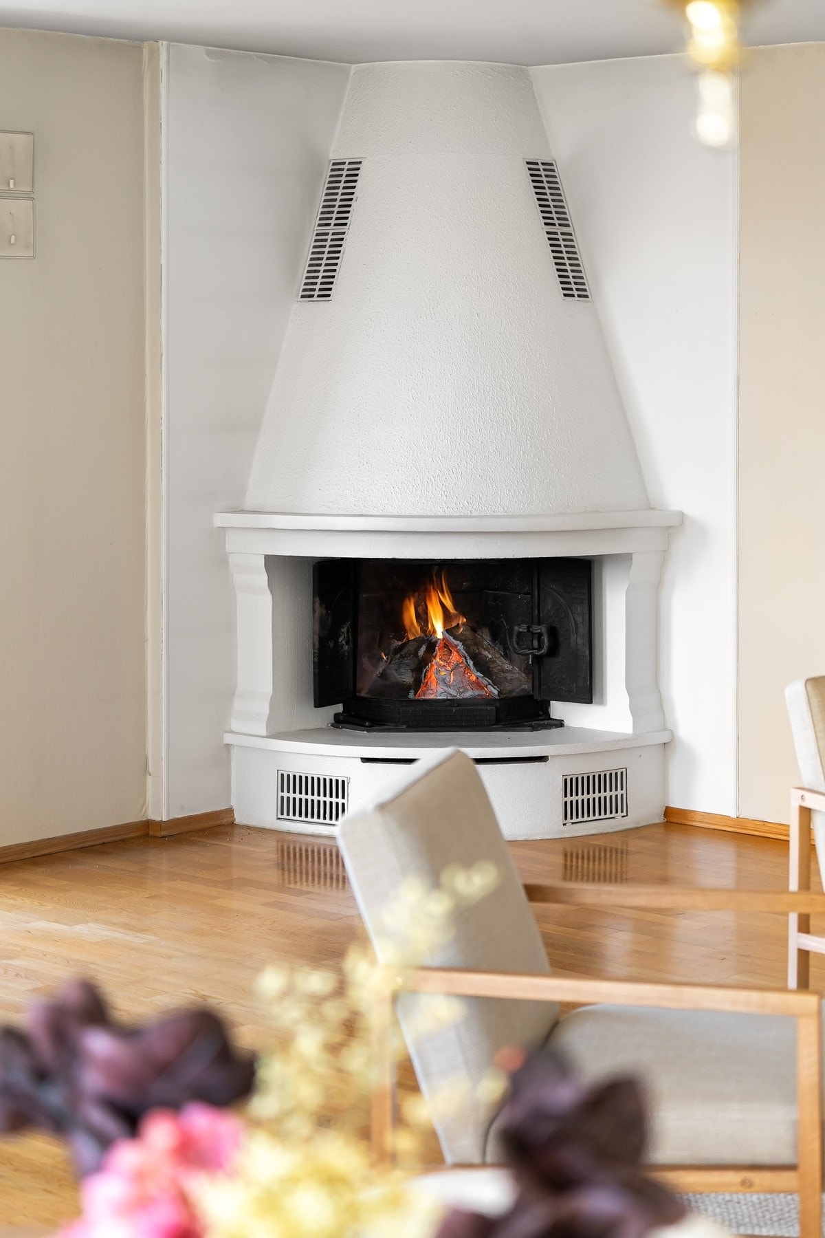 En dekorativ, åpen peis i hjørnet av stuen sørger for ekstra hygge. Galleribilde