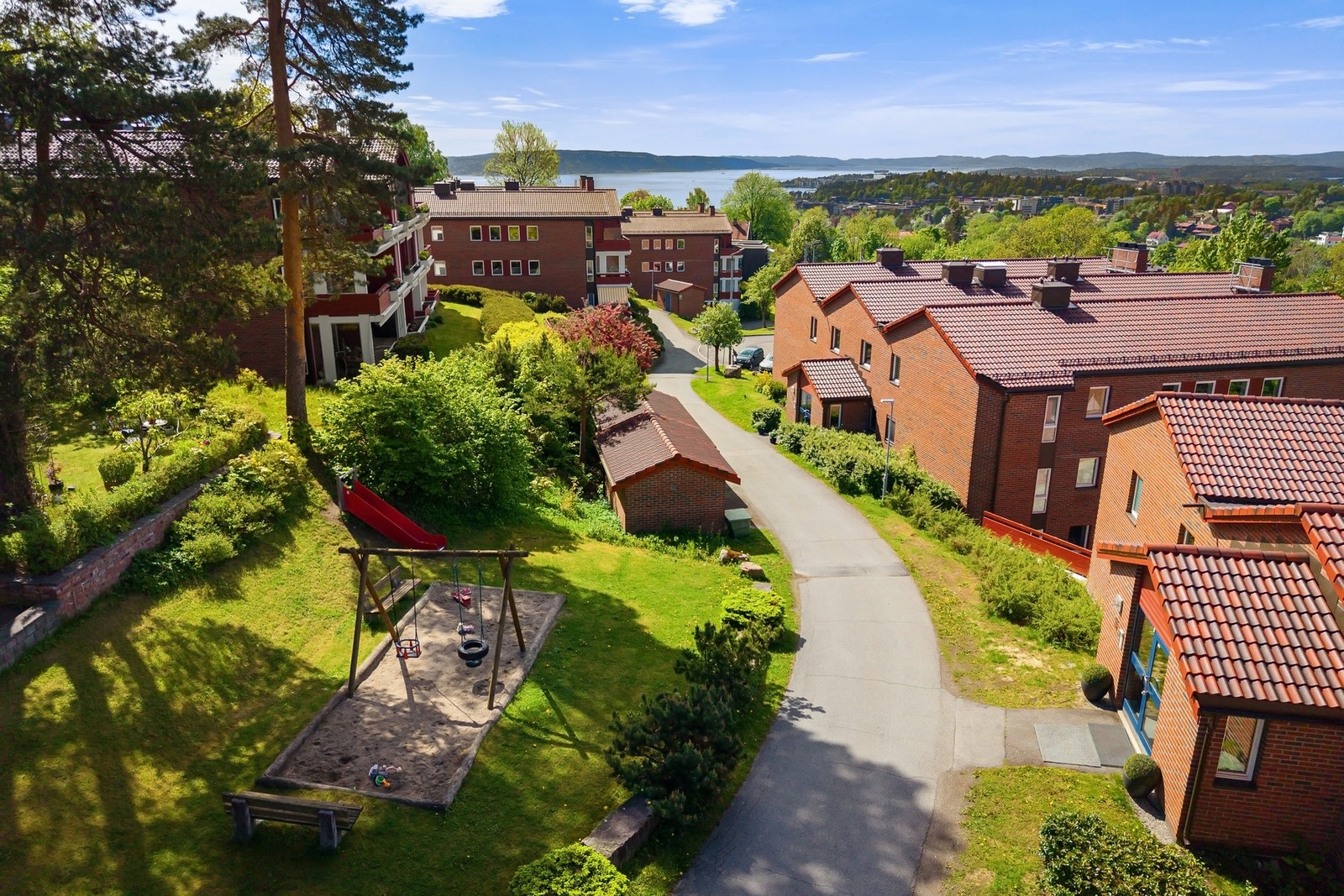 Sameiet ligger på en høyde, innerst i blindvei og byr på trygge og barnevennlige arealer. Galleribilde