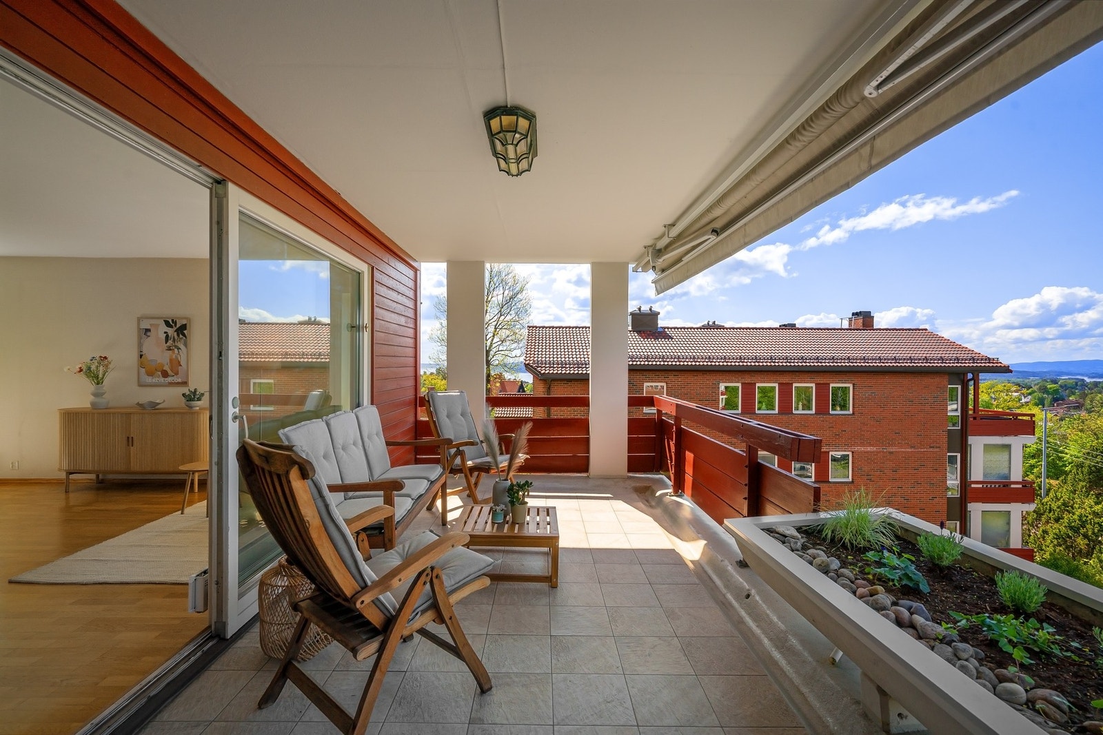 Stor terrasse hvor du får 15 m² til rådighet. God plass til loungegruppe eller spiseplass ute. Galleribilde