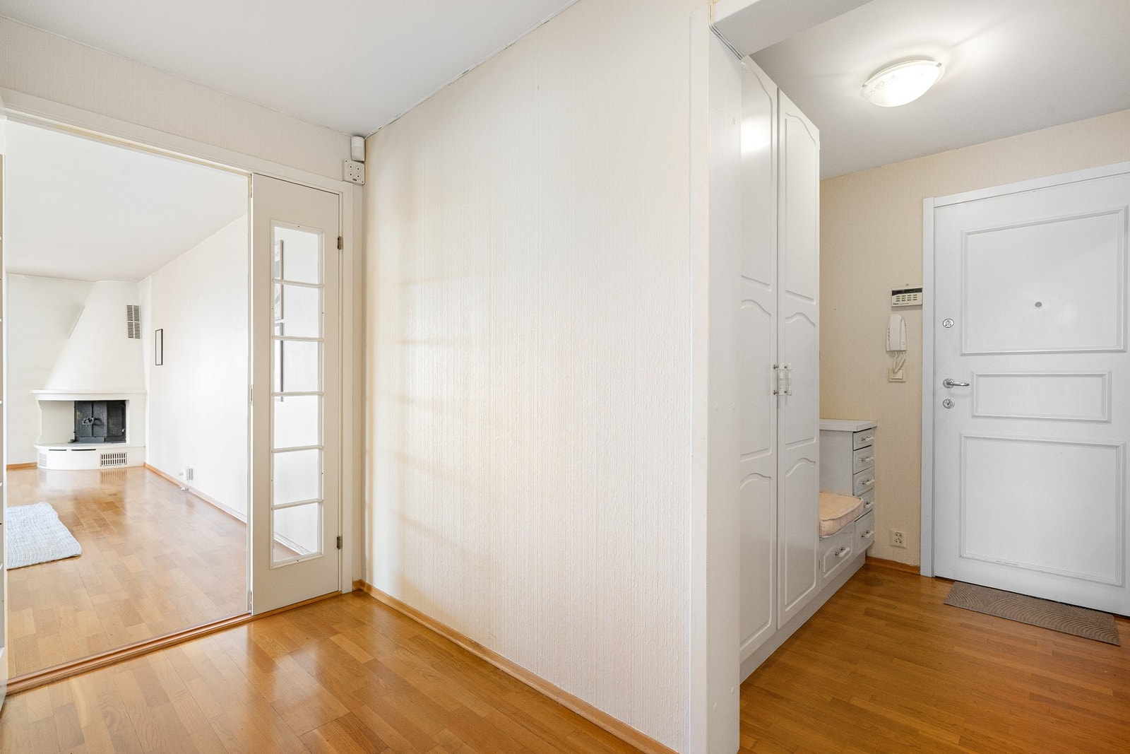 Godt med lagringsplass i leiligheten, i tillegg til to eksterne boder på til sammen 6 m². Galleribilde