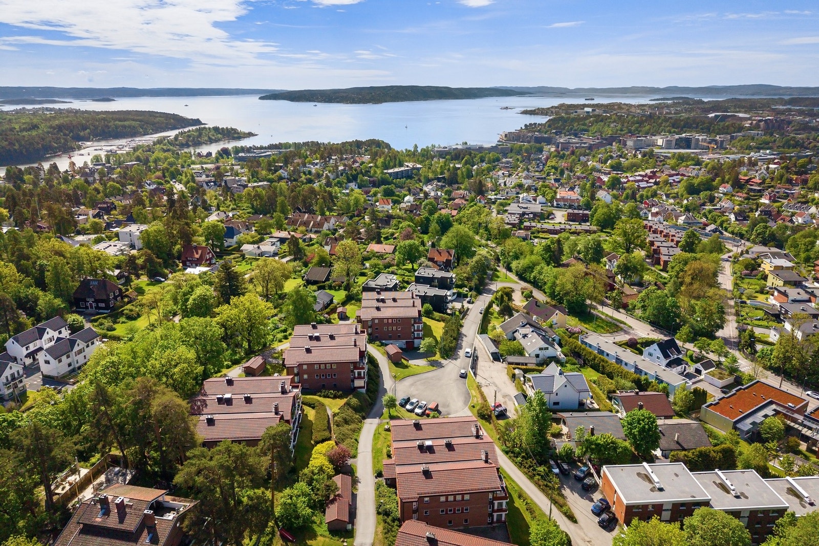 Nabolaget er attraktivt med nærhet til både byen med urbane fasiliteter, og marka med fantastisk natur og rekreasjonsmuligheter. Galleribilde
