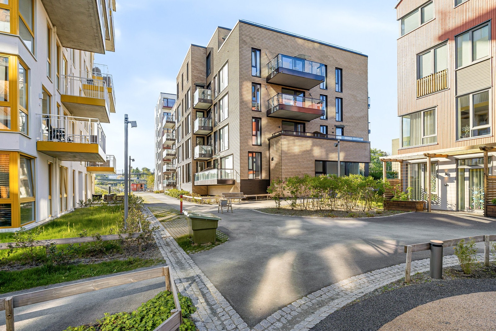 I området rundt leiligheten finner du flere flotte grøntarealer, lekeplasser og benker, der det er lagt vekt på trivsel og gode fellesområder. Galleribilde