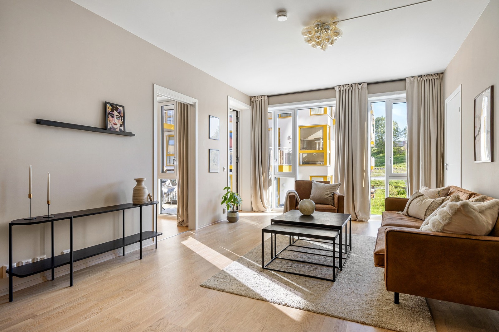 Store vindusflater gir et godt lysinnslipp og bidrar sammen med overflater malt i lyse fargetoner til en lett atmosfære. Galleribilde
