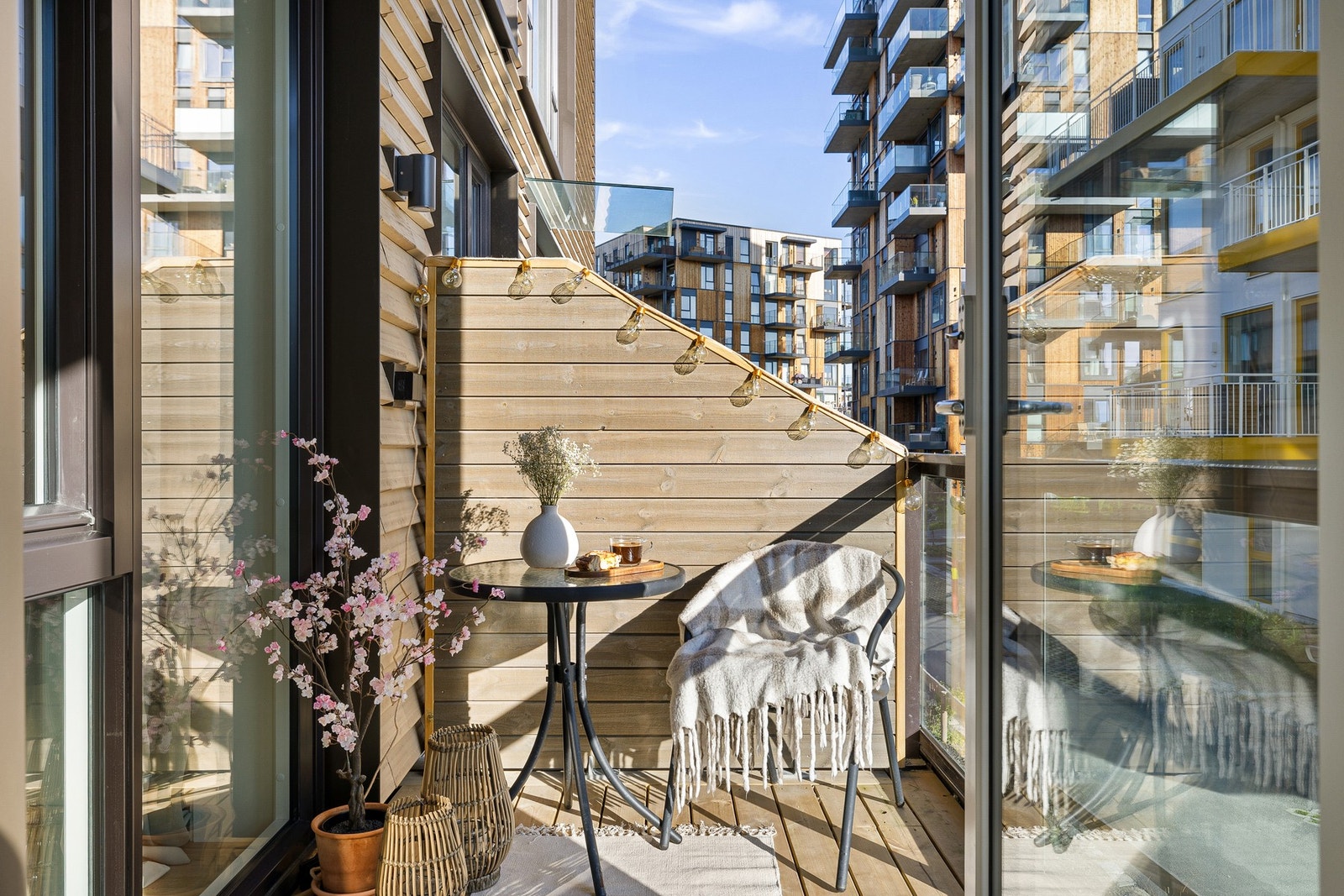 Balkongen er overbygd og har plass til enkelt utemøblement og grill e.l. Galleribilde